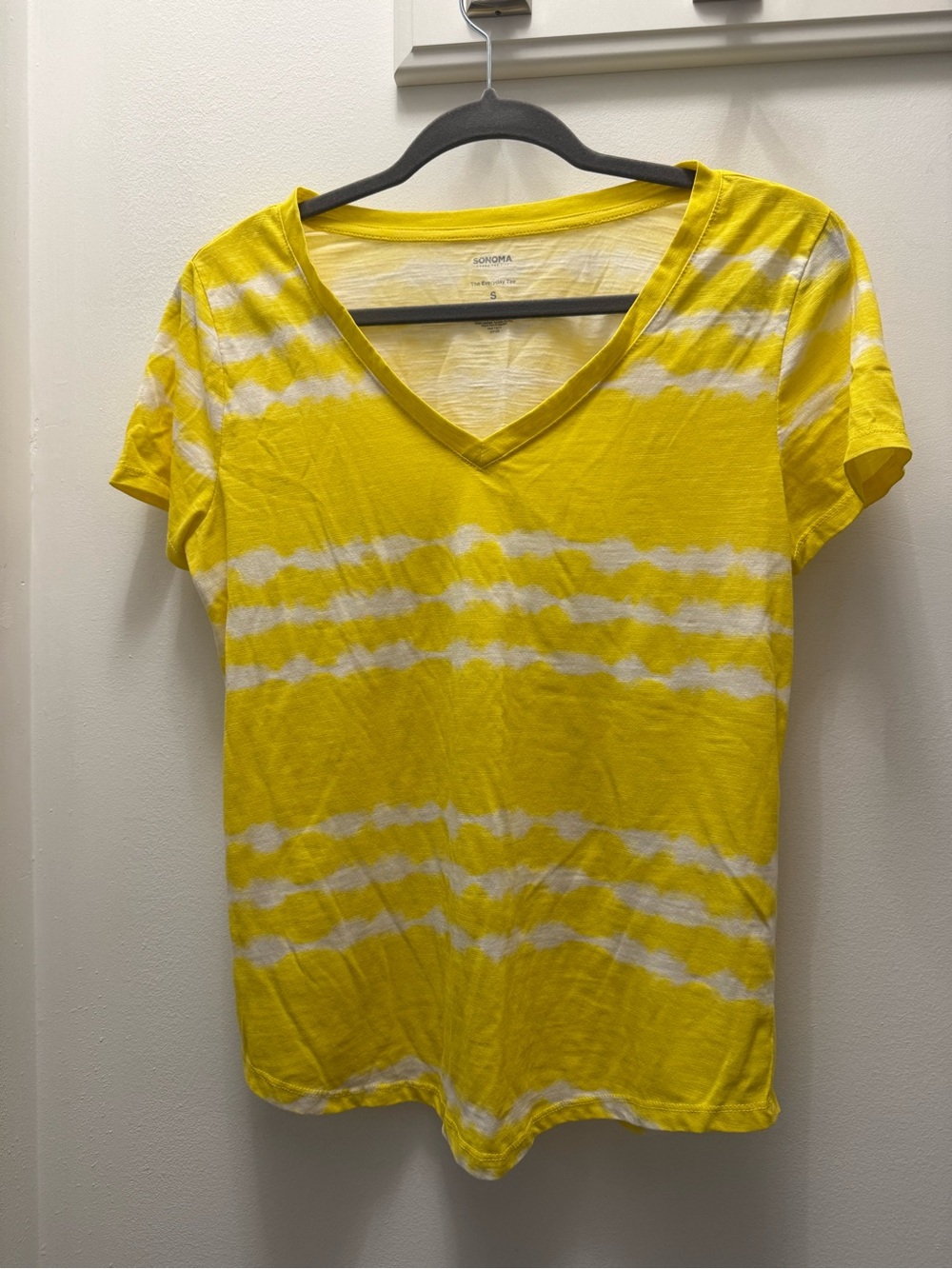 Sonoma Yellow and White V-Neck Tie-Dye Short Sleeve Top
